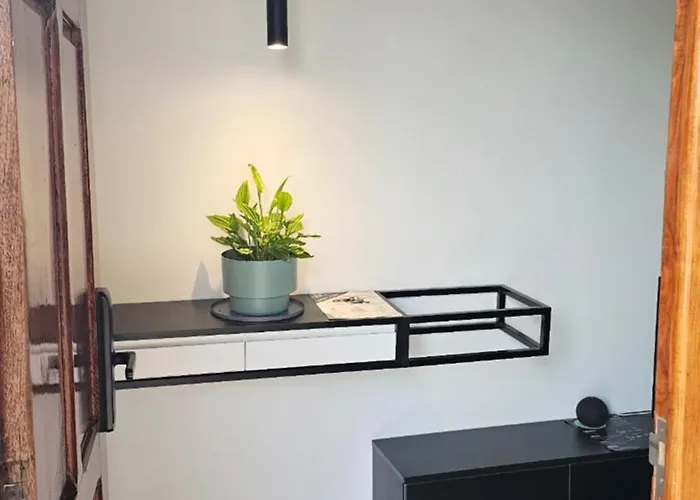 Casa J Moderna Con Amplio Jardin En Barrio De Profesionales