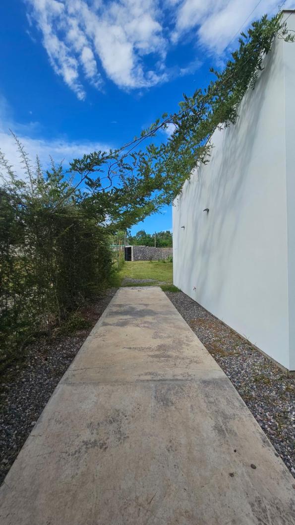Casa J Moderna Con Amplio Jardin En Barrio De Profesionales